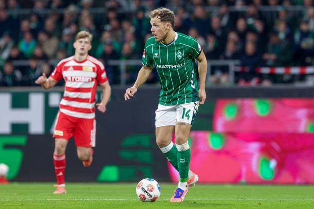 Senne Lynen SV Werder Bremen, 14 on the ball, single image, full body, action, action, match scene, THE DFL GUIDELINES PROHIBIT ANY USE OF PHOTOGRAPHS AS IMAGE SEQUENCES AND OR QUASI VIDEO DFL REGULATIONS PROHIBIT ANY USE OF PHOTOGRAPHS AS IMAGE SEQUENCES AND OR QUASI VIDEO , 24 10 2025, Bremen Germany , Football, Bundesliga, SV Werder Bremen 1 FC Union Berlin xobx