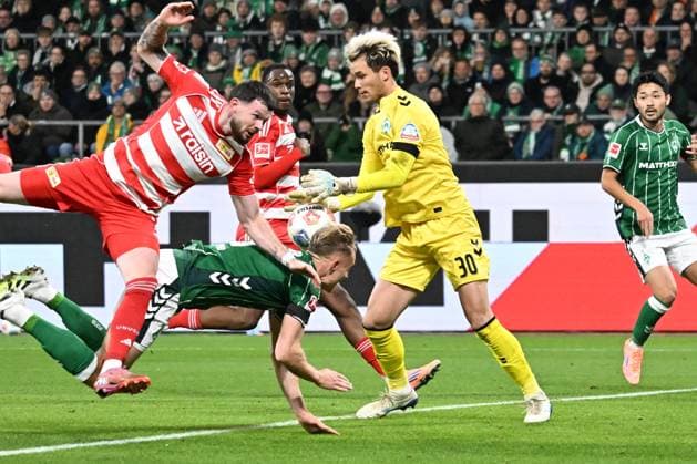 GER, 1 FBL, SV Werder Bremen vs Union Berlin 24 10 2025, Weserstadion, Bremen, GER, 1 FBL, SV Werder Bremen vs Union Berlin in picture Oliver Burke 1 FC Union Berlin 07 Amos Pieper Werder Bremen 05 Mio Backhaus Werder Bremen 30 nordphotoxGmbHxx xKokenge nph00001