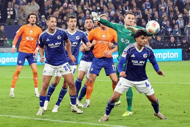 24 10 2025, xrekx, Fußball 2 Bundesliga, FC Schalke 04 SV Darmstadt 98 v l Marcel Schuhen SV Darmstadt 98 Mertcan Ayhan FC Schalke 04 Zweikampf, Aktion, action, battle for the ball DFL DFB REGULATIONS PROHIBIT ANY USE OF PHOTOGRAPHS as IMAGE SEQUENCES and or QUASI VIDEO Gelsenkirchen