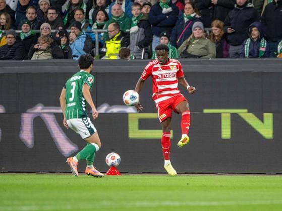 Soccer, Men, Season 2025 2026, 1 Bundesliga 8 Matchday , SV Werder Bremen 1 FC Union Berlin, v l Yukinari Sugawara Werder Bremen , Derrick Köhn 1 FC Union Berlin , 24 10 2025, Copyright: xMatthiasxKochx