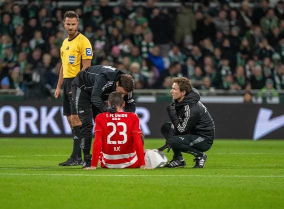 Soccer, Men, Season 2025 2026, 1 Bundesliga 8 Matchday , SV Werder Bremen 1 FC Union Berlin, f l Team doctor Dr Clemens Gwinner 1 FC Union , Andrej Ilic 1 FC Union Berlin , Physiotherapist Maximilian Perschk 1 FC Union , 24 10 2025, Copyright: xMatthiasxKochx