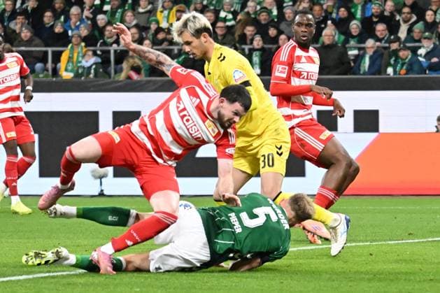 GER, 1 FBL, SV Werder Bremen vs Union Berlin 24 10 2025, Weserstadion, Bremen, GER, 1 FBL, SV Werder Bremen vs Union Berlin in picture Oliver Burke 1 FC Union Berlin 07 Amos Pieper Werder Bremen 05 Mio Backhaus Werder Bremen 30 nordphotoxGmbHxx xKokenge nph00001