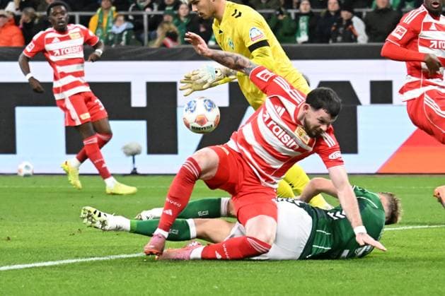 GER, 1 FBL, SV Werder Bremen vs Union Berlin 24 10 2025, Weserstadion, Bremen, GER, 1 FBL, SV Werder Bremen vs Union Berlin in picture Oliver Burke 1 FC Union Berlin 07 Amos Pieper Werder Bremen 05 Mio Backhaus Werder Bremen 30 nordphotoxGmbHxx xKokenge nph00001