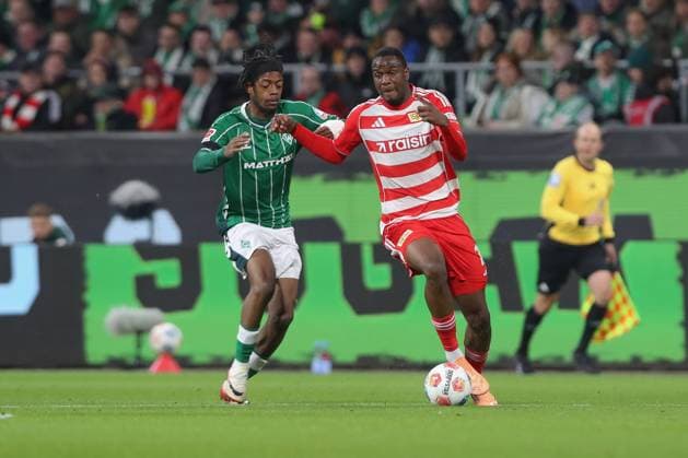 24 10 2025, xtgx, Fußball 1 Bundesliga SV Werder Bremen 1 FC Union Berlin v l Samuel Mbangula Bremen, 7 , Derrick Koehn Köhn, Union Berlin, 39 Zweikampf, Duell, Kampf, tackle DFL DFB REGULATIONS PROHIBIT ANY USE OF PHOTOGRAPHS as IMAGE SEQUENCES and or QUASI VIDEO Bremen