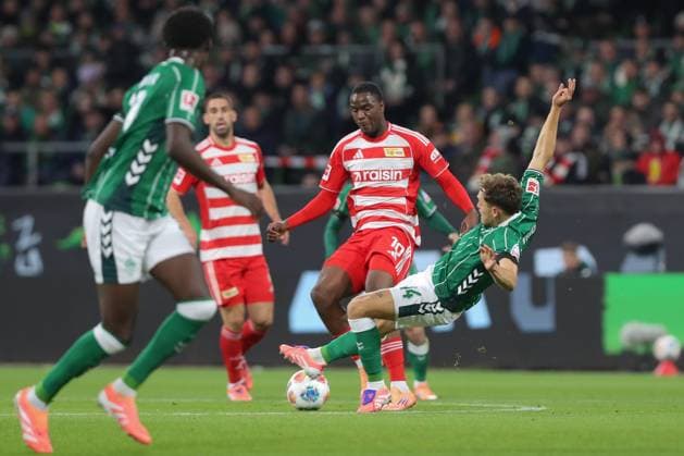24 10 2025, xtgx, Soccer 1 Bundesliga SV Werder Bremen 1 FC Union Berlin v l Derrick Koehn Köhn, Union Berlin, 39 , Senne Lynen Bremen, 14 Zweikampf, Duell, Kampf, tackle DFL DFB REGULATIONS PROHIBIT ANY USE OF PHOTOGRAPHS as IMAGE SEQUENCES and or QUASI VIDEO Bremen