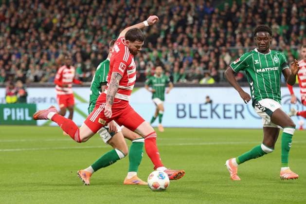 24 10 2025, xtgx, Fußball 1 Bundesliga SV Werder Bremen 1 FC Union Berlin v l Oliver Burke Union Berlin, 7 Torschuss, schiesst den Ball aufs Tor, Schuss DFL DFB REGULATIONS PROHIBIT ANY USE OF PHOTOGRAPHS as IMAGE SEQUENCES and or QUASI VIDEO Bremen