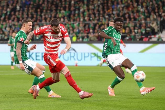 24 10 2025, xtgx, Fußball 1 Bundesliga SV Werder Bremen 1 FC Union Berlin v l Oliver Burke Union Berlin, 7 Torschuss, schiesst den Ball aufs Tor, Schuss DFL DFB REGULATIONS PROHIBIT ANY USE OF PHOTOGRAPHS as IMAGE SEQUENCES and or QUASI VIDEO Bremen