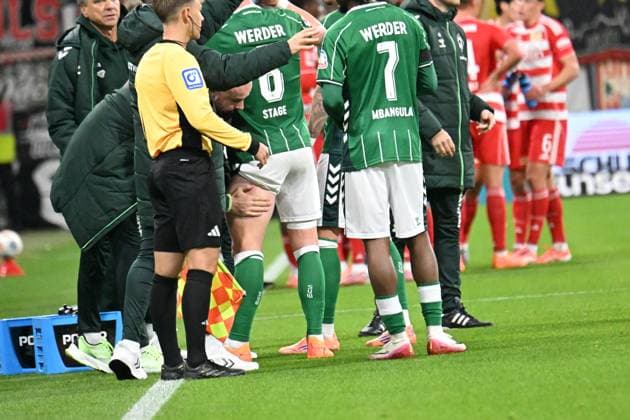 GER, 1 FBL, SV Werder Bremen vs Union Berlin 24 10 2025, Weserstadion, Bremen, GER, 1 FBL, SV Werder Bremen vs Union Berlin im Bild Jens Stage Werder Bremen 06 Verletzung verletzt Schmerzen Avis Lovic Physiotherapist SV Werder Bremen massaged the left thigh nordphotoxGmbHxx xKokenge nph00001