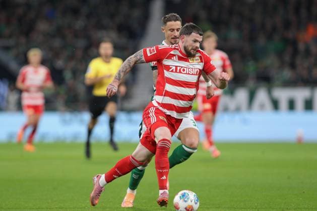 24 10 2025, xtgx, Soccer 1 Bundesliga SV Werder Bremen 1 FC Union Berlin v l Oliver Burke Union Berlin, 7 am Ball, plays the ball DFL DFB REGULATIONS PROHIBIT ANY USE OF PHOTOGRAPHS as IMAGE SEQUENCES and or QUASI VIDEO Bremen