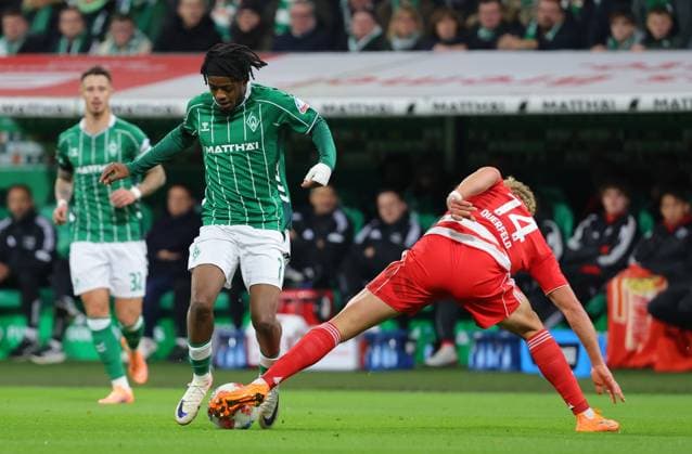 GER, 1 FBL SV Werder Bremen vs 1 FC Union Berlini 24 10 2025, wohninvest Weserstadion, Bremen, GER, 1 FBL SV Werder Bremen vs 1 FC Union Berlini in the picture picture shows Samuel Mbangula SV Werder Bremen 07 in a duel against Leopold Querfeld 1 FC Union Berlin 14 nordphotoxGmbHx xTauchnitz nph00059