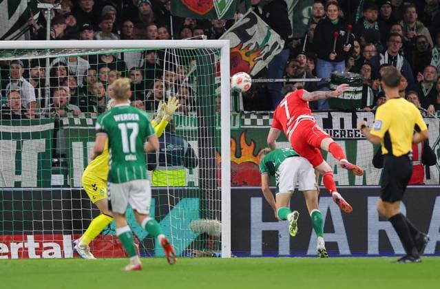 GER, 1 FBL SV Werder Bremen vs 1 FC Union Berlini 24 10 2025, wohninvest Weserstadion, Bremen, GER, 1 FBL SV Werder Bremen vs 1 FC Union Berlini in the picture picture shows goalkeeper save by goalkeeper Mio Backhaus SV Werder Bremen 30 after header Oliver Burke 1 FC Union Berlin 07 nordphotoxGmbHx xTauchnitz nph00059