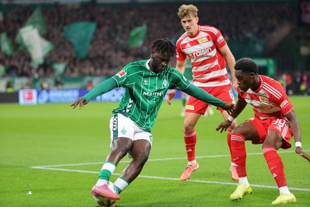 GER, 1 FBL SV Werder Bremen vs 1 FC Union Berlini 24 10 2025, wohninvest Weserstadion, Bremen, GER, 1 FBL SV Werder Bremen vs 1 FC Union Berlini in the picture picture shows Victor Boniface SV Werder Bremen 44 in a duel against Derrick Köhn Derrick Koehn 1 FC Union Berlin 39 nordphotoxGmbHx xTauchnitz nph00059