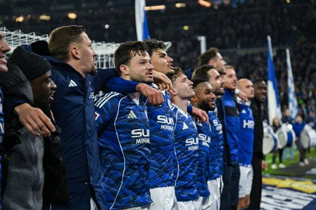 24 10 2025, Football, 2 Bundesliga, Season 2025 2026, Matchday 10, FC Schalke 04 SV Darmstadt, FC Schalke 04 celebrate the home win with the fans Adrian Gantenbein FC Schalke 04 , Mertcan Ayhan FC Schalke 04 xRHR PHOTO YYx Copyright: KROEGER RHR-FOTOx RHR-FOTO YY