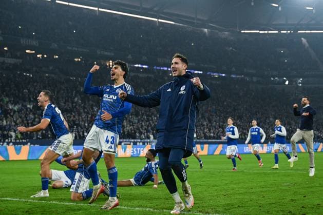 24 10 2025, Football, 2 Bundesliga, Season 2025 2026, Matchday 10, FC Schalke 04 SV Darmstadt, FC Schalke 04 celebrate the home win with the fans Mertcan Ayhan FC Schalke 04 , Goalkeeper Justin Heekeren FC Schalke 04 xRHR PHOTO YYx Copyright: KROEGER RHR-FOTOx RHR-FOTO YY