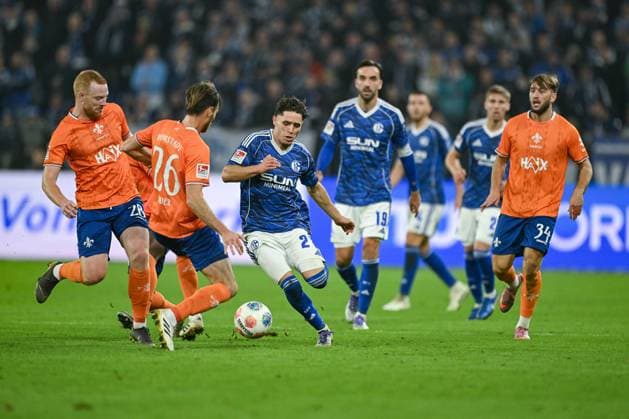 24 10 2025, Football, 2 Bundesliga, Season 2025 2026, Matchday 10, FC Schalke 04 SV Darmstadt, Matthias Bader SV Darmstadt , Soufiane El Faouzi FC Schalke 04 xRHR PHOTO YYx Copyright: KROEGER RHR-FOTOx RHR-FOTO YY