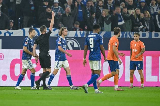 24 10 2025, Football, 2 Bundesliga, Season 2025 2026, Matchday 10, FC Schalke 04 SV Darmstadt, Yellow card for Mika Wallentowitz FC Schalke 04 xRHR PHOTO YYx Copyright: KROEGER RHR-FOTOx RHR-FOTO YY