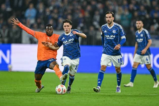24 10 2025, Football, 2 Bundesliga, Season 2025 2026, Matchday 10, FC Schalke 04 SV Darmstadt, Merveille Papela SV Darmstadt , Soufiane El Faouzi FC Schalke 04 xRHR PHOTO YYx Copyright: KROEGER RHR-FOTOx RHR-FOTO YY