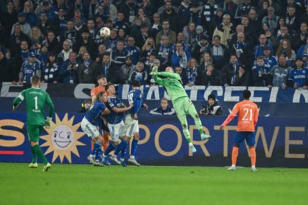 24 10 2025, Football, 2 Bundesliga, Season 2025 2026, Matchday 10, FC Schalke 04 SV Darmstadt, Goalkeeper Loris Karius FC Schalke 04 makes a save shortly before the end of the match, xRHR PHOTO YYx Copyright: KROEGER RHR-FOTOx RHR-FOTO YY