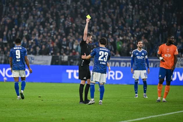 24 10 2025, Football, 2 Bundesliga, Season 2025 2026, Matchday 10, FC Schalke 04 SV Darmstadt, Yellow card for Soufiane El Faouzi FC Schalke 04 xRHR PHOTO YYx Copyright: KROEGER RHR-FOTOx RHR-FOTO YY