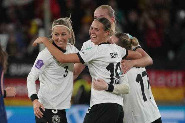 DFB Frauen Nationalmannschaft, Women National Team, women s Nations League , semi-finals, Germany France , 24 10 2025, Merkur Spiel arena Düsseldorf Kathrin Henrich Klara Bühl both Germany, goal celebrations
