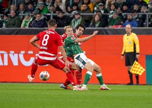 Soccer, Men, Season 2025 2026, 1 Bundesliga 8 Matchday , SV Werder Bremen 1 FC Union Berlin, v l Rani Khedira 1 FC Union Berlin , Diogo Leite 1 FC Union Berlin , Marco Grüll Werder Bremen , 24 10 2025, Copyright: xMatthiasxKochx