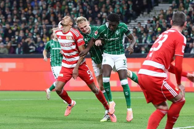 24 10 2025, xtgx, Soccer 1 Bundesliga SV Werder Bremen 1 FC Union Berlin v l Danilho Doekhi Union Berlin, 5 , Karim Coulibaly Bremen, 31 , Amos Pieper Bremen, 5 Zweikampf, Duell, Kampf, tackle DFL DFB REGULATIONS PROHIBIT ANY USE OF PHOTOGRAPHS as IMAGE SEQUENCES and or QUASI VIDEO Bremen