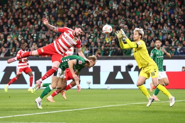 24 10 2025, xtgx, Football 1 Bundesliga SV Werder Bremen 1 FC Union Berlin v l Oliver Burke Union Berlin, 7 , Amos Pieper Bremen, 5 duel, fight, tackle, Mio Backhaus Bremen, 30 parade, haelt den Ball, faengt den Ball, pariert DFL DFB REGULATIONS PROHIBIT ANY USE OF PHOTOGRAPHS as IMAGE SEQUENCES and or QUASI VIDEO Bremen