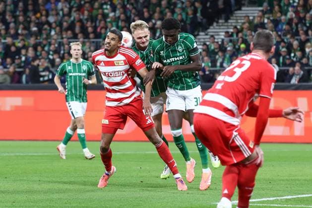 24 10 2025, xtgx, Soccer 1 Bundesliga SV Werder Bremen 1 FC Union Berlin v l Danilho Doekhi Union Berlin, 5 , Karim Coulibaly Bremen, 31 , Amos Pieper Bremen, 5 Zweikampf, Duell, Kampf, tackle DFL DFB REGULATIONS PROHIBIT ANY USE OF PHOTOGRAPHS as IMAGE SEQUENCES and or QUASI VIDEO Bremen