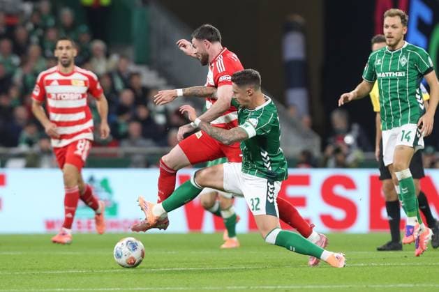 24 10 2025, xtgx, Soccer 1 Bundesliga SV Werder Bremen 1 FC Union Berlin v l Oliver Burke Union Berlin, 7 , Marco Friedl Bremen, 32 Zweikampf, Duell, Kampf, tackle DFL DFB REGULATIONS PROHIBIT ANY USE OF PHOTOGRAPHS as IMAGE SEQUENCES and or QUASI VIDEO Bremen