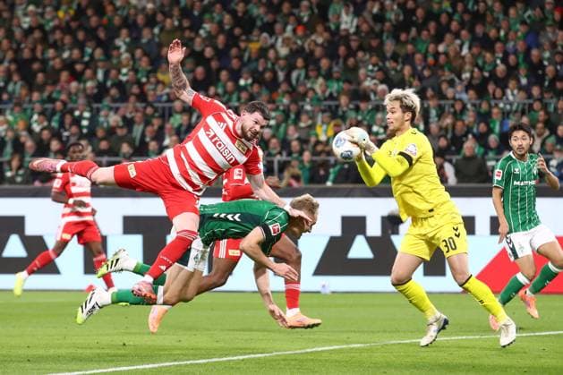 24 10 2025, xtgx, Football 1 Bundesliga SV Werder Bremen 1 FC Union Berlin v l Oliver Burke Union Berlin, 7 , Amos Pieper Bremen, 5 duel, fight, tackle, Mio Backhaus Bremen, 30 parade, haelt den Ball, faengt den Ball, pariert DFL DFB REGULATIONS PROHIBIT ANY USE OF PHOTOGRAPHS as IMAGE SEQUENCES and or QUASI VIDEO Bremen