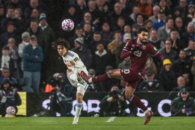 Premier League Leeds United v West Ham United Ao Tanaka of Leeds United clears the ball from Lucas Paqueta of West Ham United during the Premier League match Leeds United vs West Ham United at Elland Road, Leeds, United Kingdom, 24th October 2025 (Photo by Mark Cosgrove News Images) Leeds Elland Road West Yorkshire United Kingdom Copyright: xMarkxCosgrove NewsxImagesx