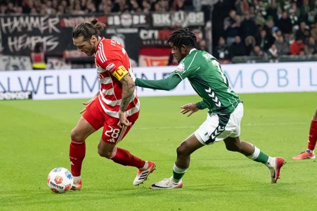 GER, 1 FBL, SV Werder Bremen vs Union Berlin 24 10 2025, Weserstadion, Bremen, GER, 1 FBL, SV Werder Bremen vs Union Berlin in picture Christopher Trimmel 1 FC Union Berlin 28 in duel against Samuel Mbangula new signing Werder Bremen 07 nordphotoxGmbHxx xKokenge nph00001