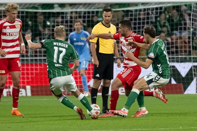 GER, 1 FBL, SV Werder Bremen vs Union Berlin 24 10 2025, Weserstadion, Bremen, GER, 1 FBL, SV Werder Bremen vs Union Berlin in picture Christopher Trimmel 1 FC Union Berlin 28 in duel against Romano Schmid Werder Bremen 20 Senne Lynen Werder Bremen 14 nordphotoxGmbHxx xKokenge nph00001