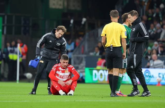 GER, 1 FBL SV Werder Bremen vs 1 FC Union Berlini 24 10 2025, wohninvest Weserstadion, Bremen, GER, 1 FBL SV Werder Bremen vs 1 FC Union Berlini in picture picture shows Injured Injury Pain Andrej Ilic 1 FC Union Berlin 23 needs medical attention right referee Daniel Schlager nordphotoxGmbHx xTauchnitz nph00059