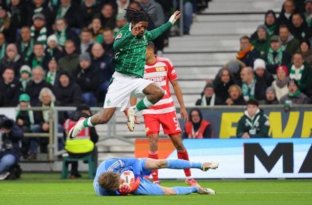 GER, 1 FBL SV Werder Bremen vs 1 FC Union Berlini 24 10 2025, wohninvest Weserstadion, Bremen, GER, 1 FBL SV Werder Bremen vs 1 FC Union Berlini in the picture picture shows Samuel Mbangula SV Werder Bremen 07 jumps over goalkeeper Frederik Rönnow Frederik Roennow 1 FC Union Berlin 01 behind Danilho Doekhi 1 FC Union Berlin 05 nordphotoxGmbHx xTauchnitz nph00059