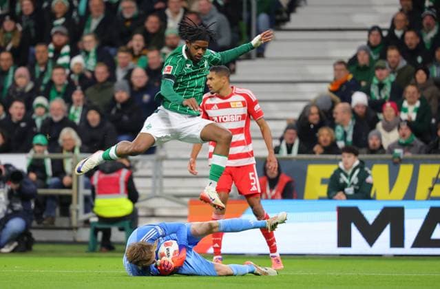 GER, 1 FBL SV Werder Bremen vs 1 FC Union Berlini 24 10 2025, wohninvest Weserstadion, Bremen, GER, 1 FBL SV Werder Bremen vs 1 FC Union Berlini in the picture picture shows Samuel Mbangula SV Werder Bremen 07 jumps over goalkeeper Frederik Rönnow Frederik Roennow 1 FC Union Berlin 01 behind Danilho Doekhi 1 FC Union Berlin 05 nordphotoxGmbHx xTauchnitz nph00059