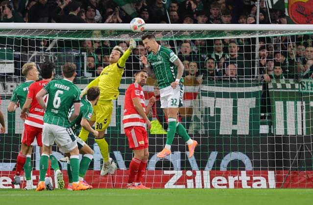 GER, 1 FBL SV Werder Bremen vs 1 FC Union Berlini 24 10 2025, wohninvest Weserstadion, Bremen, GER, 1 FBL SV Werder Bremen vs 1 FC Union Berlini in the picture picture shows goalkeeper save by goalkeeper Mio Backhaus SV Werder Bremen 30 right Andrej Ilic 1 FC Union Berlin 23 and Marco Friedl SV Werder Bremen 32 nordphotoxGmbHx xTauchnitz nph00059