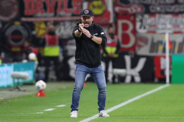 24 10 2025, xtgx, Fußball 1 Bundesliga SV Werder Bremen 1 FC Union Berlin v l Steffen Baumgart Union Berlin, Trainer gibt Anweisungen, gestikuliert mit den Armen, gesticulate, gives instructions DFL DFB REGULATIONS PROHIBIT ANY USE OF PHOTOGRAPHS as IMAGE SEQUENCES and or QUASI VIDEO Bremen