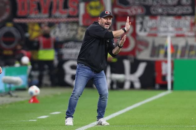 24 10 2025, xtgx, Fußball 1 Bundesliga SV Werder Bremen 1 FC Union Berlin v l Steffen Baumgart Union Berlin, Trainer gibt Anweisungen, gestikuliert mit den Armen, gesticulate, gives instructions DFL DFB REGULATIONS PROHIBIT ANY USE OF PHOTOGRAPHS as IMAGE SEQUENCES and or QUASI VIDEO Bremen