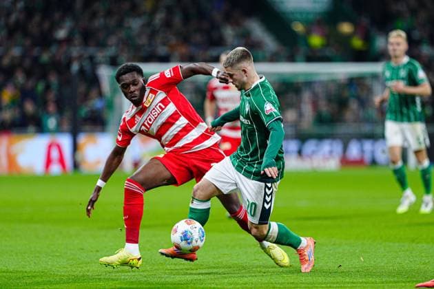 Derrick Koehn 1 FC Union Berlin, 39 , Romano Schmid SV Werder Bremen, 20 GER, SV Werder Bremen vs 1 FC Union Berlin, Football, Bundesliga, Matchday 8, Season 2025 2026, 24 10 2025 DFL REGULATIONS PROHIBIT ANY USE OF PHOTOGRAPHS AS IMAGE SEQUENCES AND OR QUASI VIDEO GER, SV Werder Bremen vs 1 FC Union Berlin, Football, Bundesliga, Matchday 8, Season 2025 2026, 24 10 2025 Bremen Copyright: xEibner-Pressefoto MarcelxvonxFehrnx EP_MFN