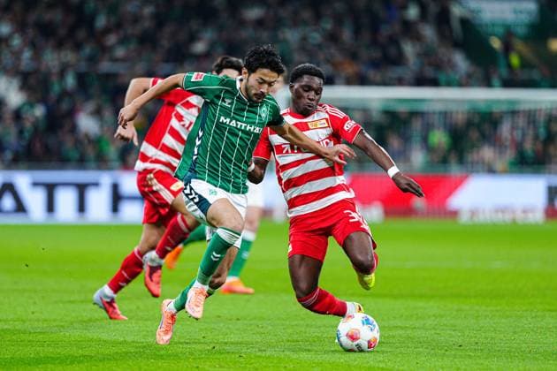 Yukinari Sugawara SV Werder Bremen, 03 , Derrick Koehn 1 FC Union Berlin, 39 GER, SV Werder Bremen vs 1 FC Union Berlin, Football, Bundesliga, Matchday 8, Season 2025 2026, 24 10 2025 DFL REGULATIONS PROHIBIT ANY USE OF PHOTOGRAPHS AS IMAGE SEQUENCES AND OR QUASI VIDEO GER, SV Werder Bremen vs 1 FC Union Berlin, Football, Bundesliga, Matchday 8, Season 2025 2026, 24 10 2025 Bremen Copyright: xEibner-Pressefoto MarcelxvonxFehrnx EP_MFN