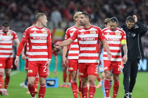 24 10 2025, xtgx, Soccer 1 Bundesliga SV Werder Bremen 1 FC Union Berlin v l Tim Skarke Union Berlin, 21 , Rani Khedira Union Berlin, 8 discuss with each other DFL DFB REGULATIONS PROHIBIT ANY USE OF PHOTOGRAPHS as IMAGE SEQUENCES and or QUASI VIDEO Bremen