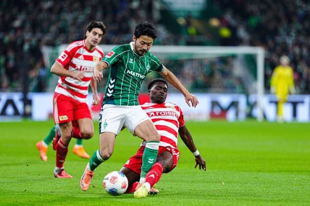 Yukinari Sugawara SV Werder Bremen, 03 , Derrick Koehn 1 FC Union Berlin, 39 GER, SV Werder Bremen vs 1 FC Union Berlin, Football, Bundesliga, Matchday 8, Season 2025 2026, 24 10 2025 DFL REGULATIONS PROHIBIT ANY USE OF PHOTOGRAPHS AS IMAGE SEQUENCES AND OR QUASI VIDEO GER, SV Werder Bremen vs 1 FC Union Berlin, Football, Bundesliga, Matchday 8, Season 2025 2026, 24 10 2025 Bremen Copyright: xEibner-Pressefoto MarcelxvonxFehrnx EP_MFN