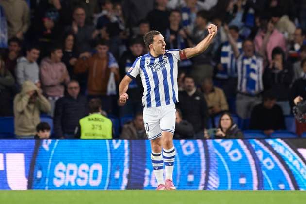 October 24, 2025, San Sebastian, Guipuzcoa, SPAIN: Mikel Oyarzabal of Real Sociedad celebrates after scoring the team s first goal during the LaLiga EA Sports match between Real Sociedad and Sevilla FC at Anoeta on October 24, 2025, in San Sebastian, Spain. San Sebastian SPAIN - ZUMAa181 20251024_zaa_a181_057 Copyright: xRicardoxLarreinax