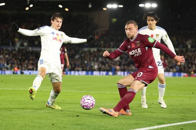 Jarrod Bowen of West Ham United shoots Leeds United v West Ham United, Premier League, Football, Elland Road, Leeds, UK - 24 Oct 2025Leeds Elland Road United Kingdom EDITORIAL USE ONLY No use with unauthorised audio, video, data, fixture lists, club league logos or live services. Online in-match use limited to 120 images, no video emulation. No use in betting, games or single club league player publications. Copyright: xRyanxBrowne Shutterstockx 15577098cn