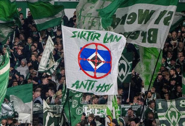 Soccer, Men, Season 2025 2026, 1 Bundesliga 8 Matchday , SV Werder Bremen 1 FC Union Berlin, Fans of Werder with double holder towards Hamburger SV Siktir Lan, Anti HSV, 24 10 2025, Copyright: xMatthiasxKochx