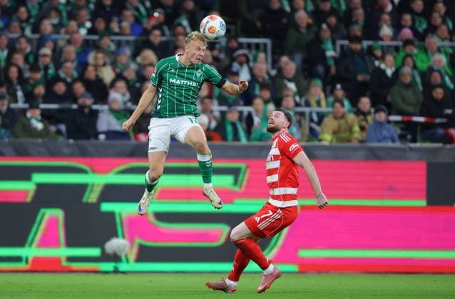 GER, 1 FBL SV Werder Bremen vs 1 FC Union Berlini 24 10 2025, wohninvest Weserstadion, Bremen, GER, 1 FBL SV Werder Bremen vs 1 FC Union Berlini in the picture picture shows duel header header duel between Marco Grüll Marco Gruell SV Werder Bremen 17 and Oliver Burke 1 FC Union Berlin 07 nordphotoxGmbHx xTauchnitz nph00059