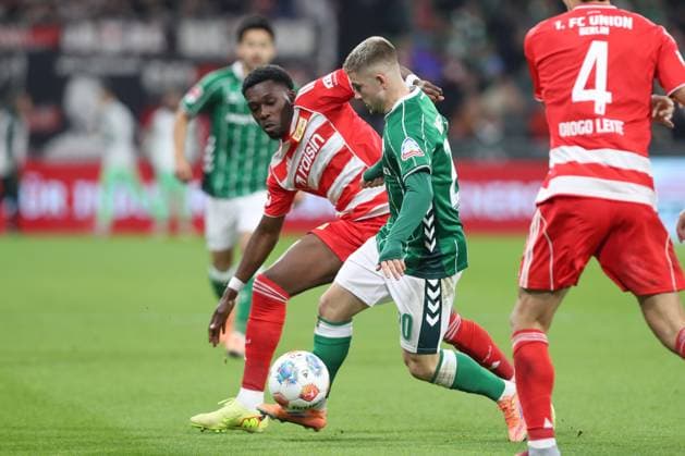 24 10 2025, xtgx, Soccer 1 Bundesliga SV Werder Bremen 1 FC Union Berlin v l Derrick Koehn Köhn, Union Berlin, 39 , Romano Schmid Bremen, 20 Zweikampf, Duell, Kampf, tackle DFL DFB REGULATIONS PROHIBIT ANY USE OF PHOTOGRAPHS as IMAGE SEQUENCES and or QUASI VIDEO Bremen