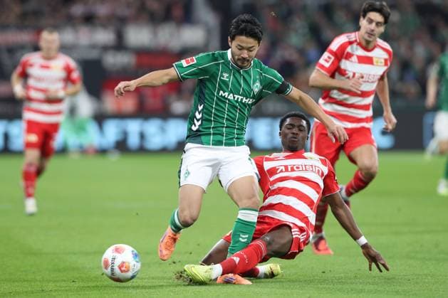24 10 2025, xtgx, Soccer 1 Bundesliga SV Werder Bremen 1 FC Union Berlin v l Yukinari Sugawara Bremen, 3 , Derrick Koehn Köhn, Union Berlin, 39 duel, duel, fight, tackle DFL DFB REGULATIONS PROHIBIT ANY USE OF PHOTOGRAPHS as IMAGE SEQUENCES and or QUASI VIDEO Bremen
