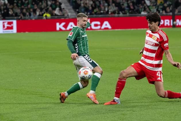 GER, 1 FBL, SV Werder Bremen vs Union Berlin 24 10 2025, Weserstadion, Bremen, GER, 1 FBL, SV Werder Bremen vs Union Berlin in picture Romano Schmid Werder Bremen 20 Diogo Leite 1 FC Union Berlin 04 nordphotoxGmbHxx xKokenge nph00001
